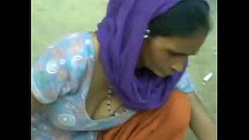 Aunty showing cleavage video