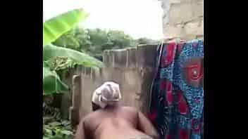 femme africaine se lave devant sa cam video