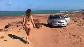 esposa  biquini fio denta socado caminhando na praia video